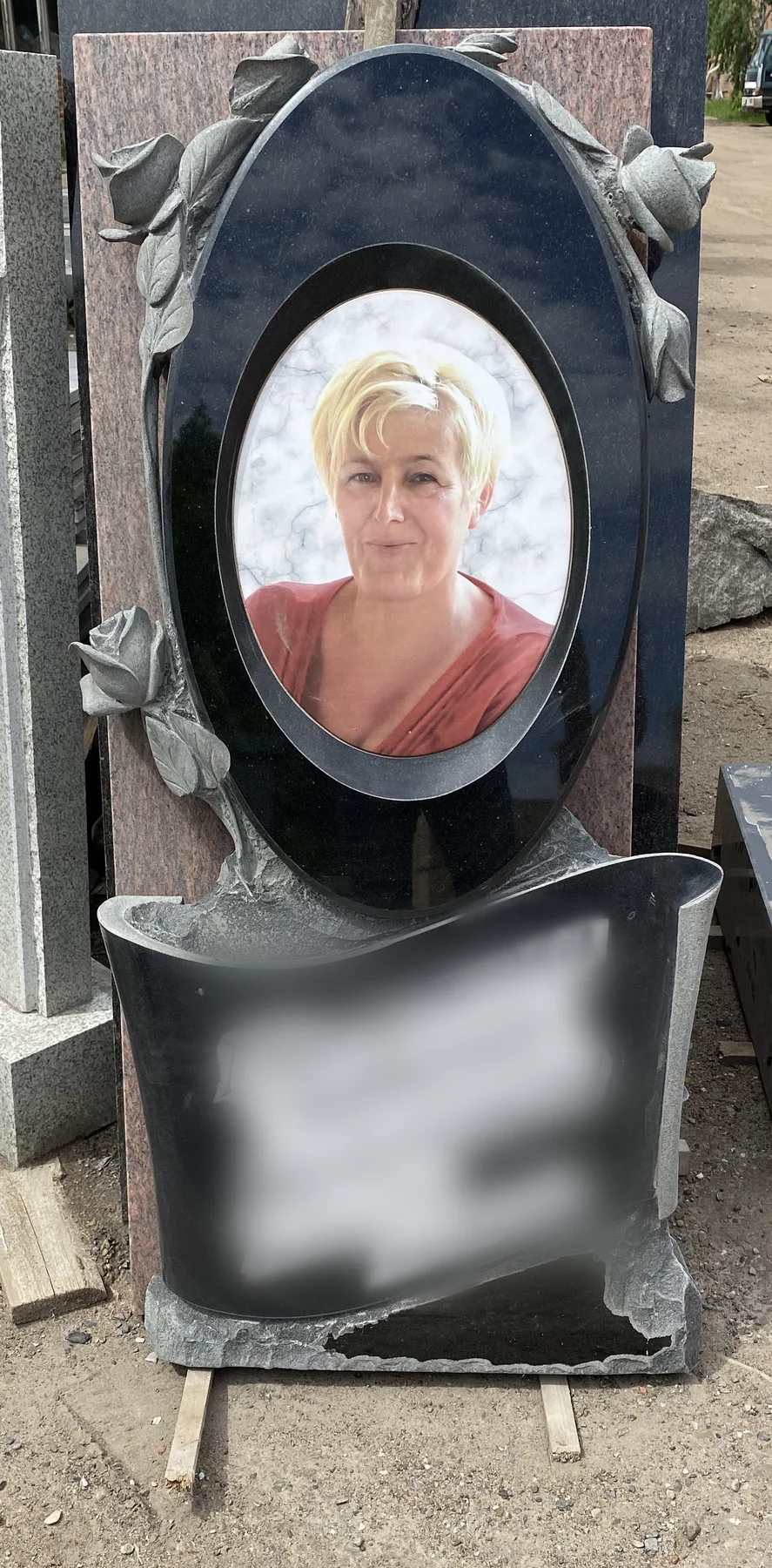 Памятник с портретной вставкой