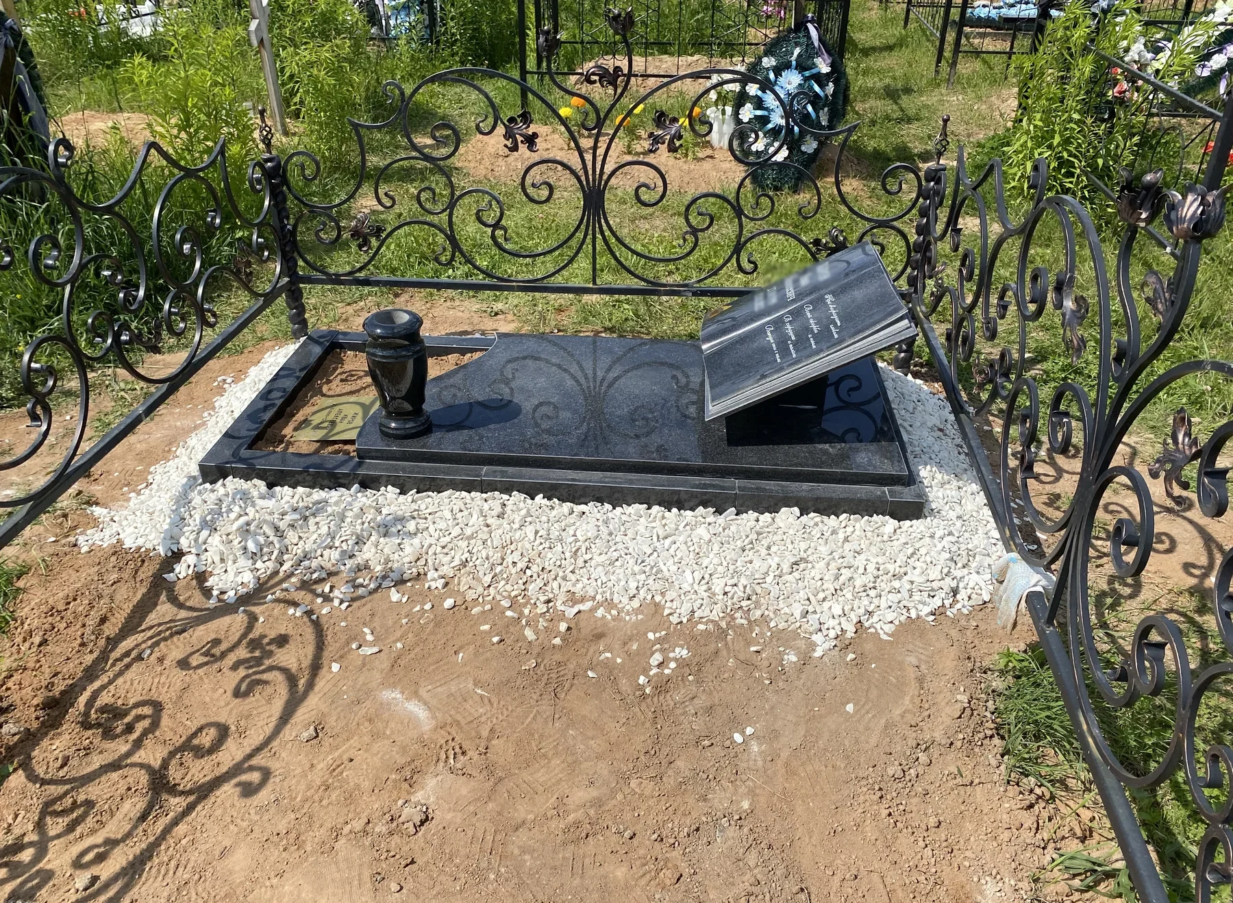 Памятник в форме книги
